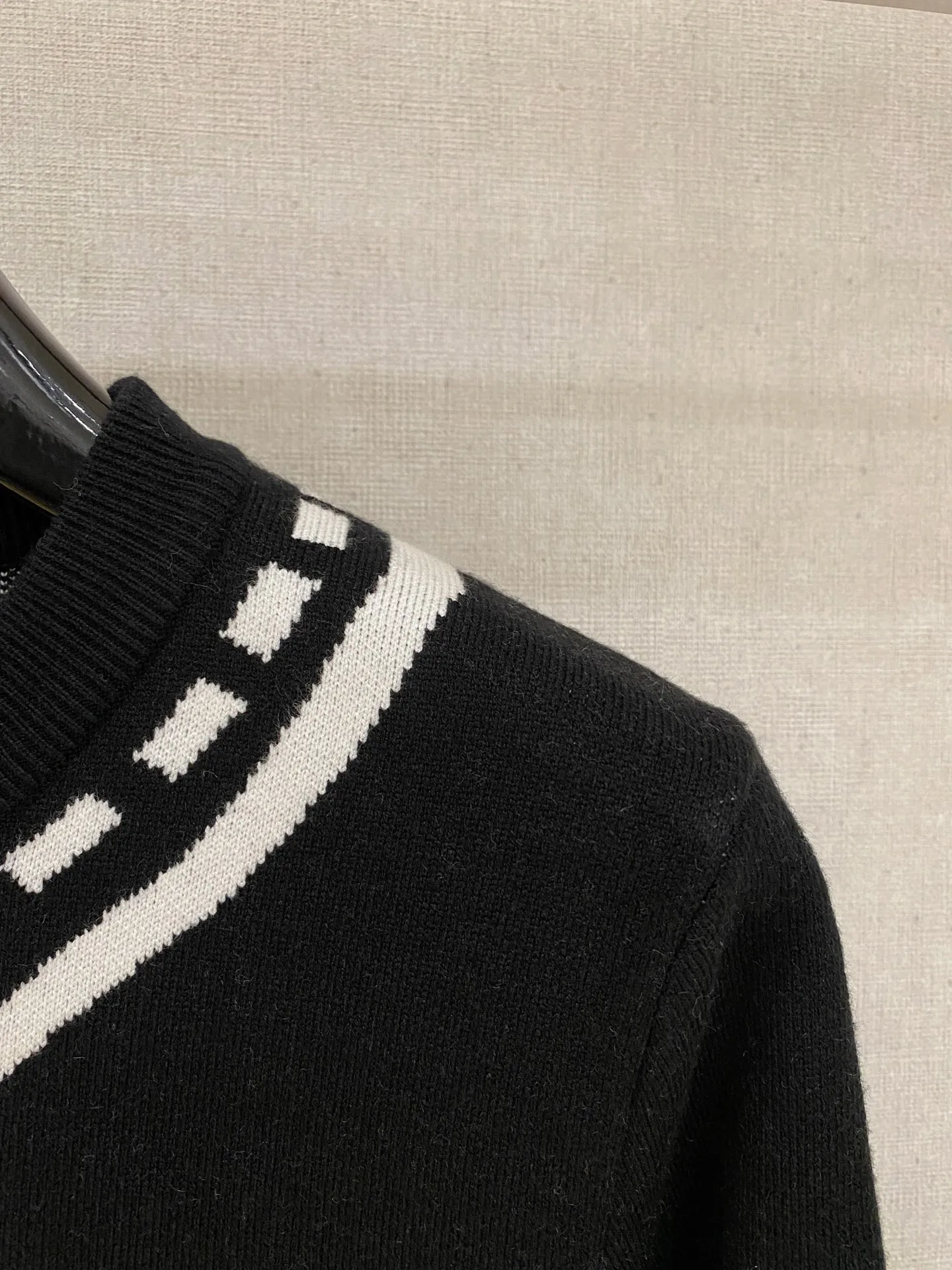 🅿️440 LV 2025ss autumn and winter new fashion casual V-neck sweater, high-end wool blend, comfortable and warm! Anti-pilling👍🏼Does not irritate the skin, can be worn close to the body, designed with luxurious classic elements! There is no overly complicated craftsmanship. It is about the integration of design and materials. Simple European style. A must-have for autumn and winter. Counter size: M-3XL